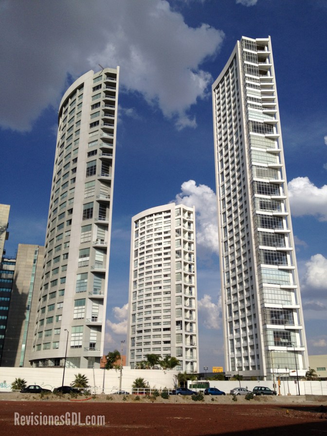 Vista de las Torres Aura residenciales. De izquierda a derecha: Torre Aura, Aura Lofts y Aura Altitude.