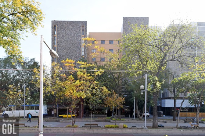 Fachada por Av. Chapultepec